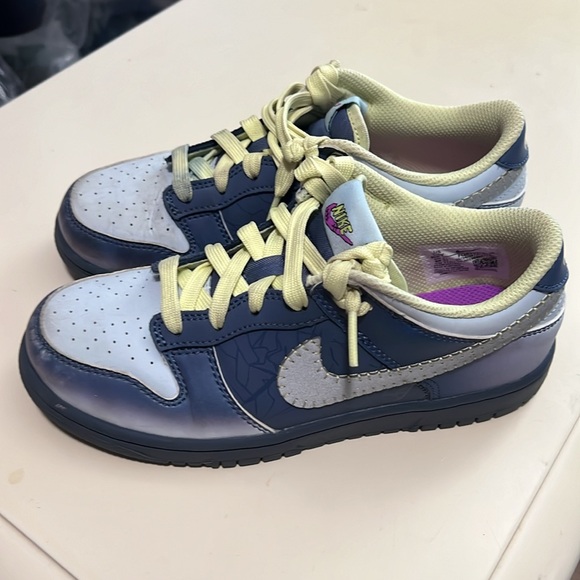 Nike Dunks Youth 2.5 Shoes - Picture 3 of 8